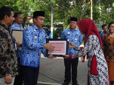 berikan-penghargaan-lomba-riset