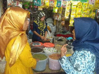 MEMANTAU HARGA KEPOKMAS