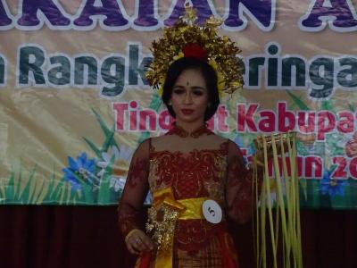 TAMPILKAN PAKAIAN ADAT BALI