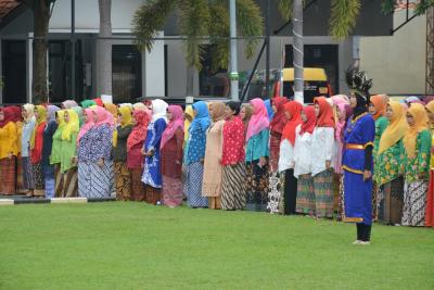 PAKAI KEBAYA di HARI IBU