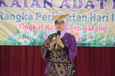 PAKAIAN ADAT BENTUK SATU KESATUAN