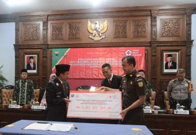 penerimaan-sumbangan-bulan-dana-pmi