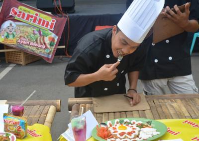 cicipi-makanan-peserta-untuk-dinilai