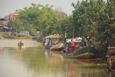 TONTON LOMBA DI PINGGIR SUNGAI