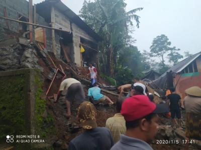 tanah-longsor-sapu-rumah-warga