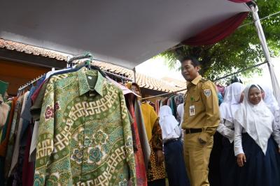 wakil-bupati-batang-sumbang-pakaian-pantas-pakai