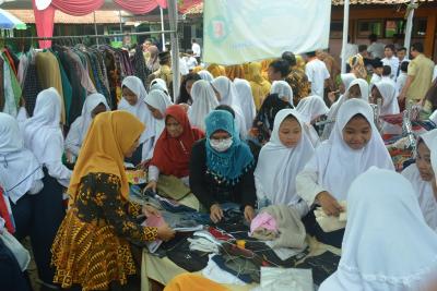 PILIH PAKAIAN PANTAS PAKAI