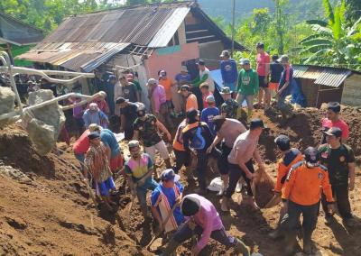 gotong-royong-bersihkan-tanah-longsor