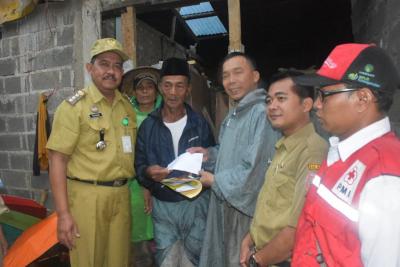 bupati-batang-berikan-bantuan-bencana-rumah-longsor