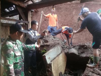 tni-polri-kembali-bersihkan-longsoran-tebing