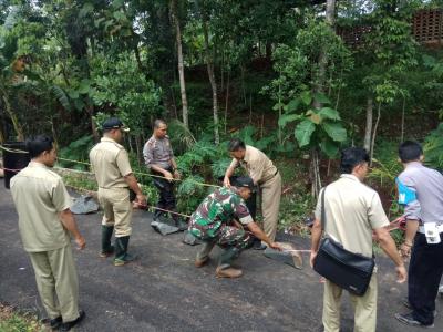 waspada-bencana-muspika-limpung-gelar-patroli-gabungan