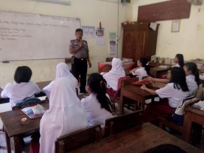 kanit-binmas-polsek-limpung-berikan-motivasi-siswa-giat-belajar