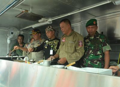 memasak-di-dapur-umum