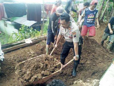 tni-polri-bersihkan-material-tanah-longsor