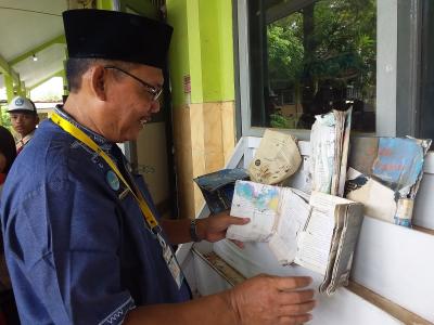 tunjukkan-sisa-buku-rusak