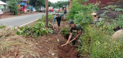 dekatkan-kebersamaan-tni-bersama-masyarakat-kerja-bakti