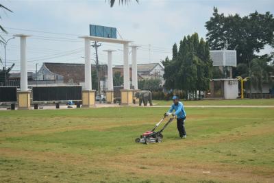 MEMOTONG RUMPUT di ALUN-ALUN BATANG