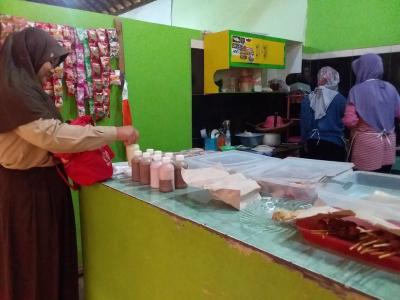 semangat-siswi-penjual-pudot-untuk-jadi-pilot