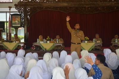 bupati-batang-minta-kebijakan-penerimaan-bosda
