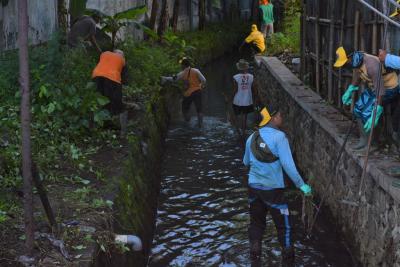pasukan-got-batang-bersihkan-sungai-yang-merupakan-titik-banjir
