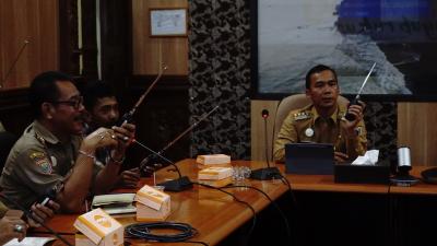 bupati-batang-beri-bantuan-alat-komunikasi-tanggap-bencana-ke-kecamatan