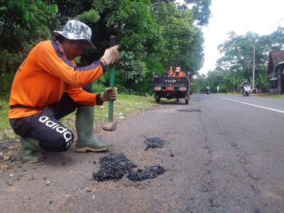 RATAKAN JALAN BERLUBANG