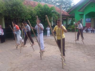 persiapan-lomba-egrang