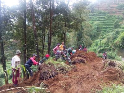 hujan-deras-akbibatkan-tanah-longsor-di-bawang