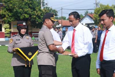 kapolres-batang-beri-penghargaan-personel-berhasil-ungkap-kasus-pencurian