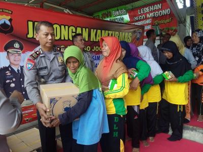 sembako-ringankan-beban-pasukan-kuning