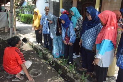 PERLIHATKAN RESAPAN BIOPORI DI KEBUN