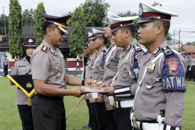kapolres-batang-beri-reward-tujuh-personel-satlantas