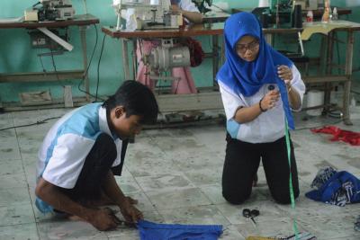 POTONG KAIN PAKAIAN BLUS WANITA