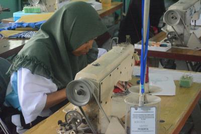 MENJAHIT POLA PAKAIAN BLUS WANITA