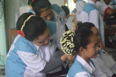 BUAT KREASI SANGGUL RAMBUT