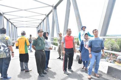 BUPATI BATANG TINJAU JEMBATAN SETURI