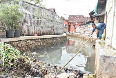 BUPATI BATANG BERSIHKAN SUNGAI