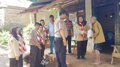 saka-bhayangkara-polsek-limpung-bagikan-sembako