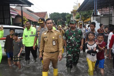 bupati-batang-tinjau-8-titik-banjir-di-batang