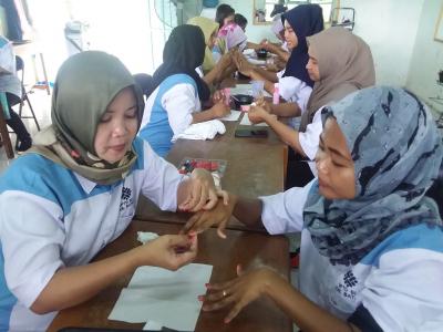 PROSES MEWARNAI KUKU