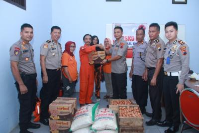 peduli-korban-banjir-polres-batang-berikan-bantuan-logistik
