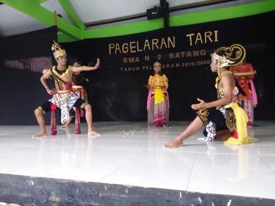 ujian-praktik-sman-2-batang-dikemas-dalam-pagelaran-tari
