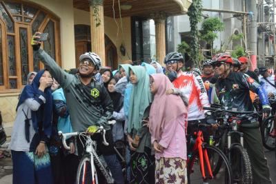 SWAFOTO BERSAMA MASYARAKAT