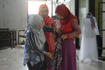 TUTORIAL PAKAI ROK DEPAN