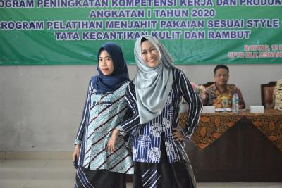 TAMPILKAN PERAGAAN BUSANA PESERTA