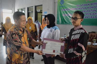 BERIKAN SERTIFIKAT PESERTA PELATIHAN