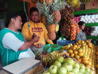 Warga Memburu Buah Lokal untuk Tangkal Covid-19
