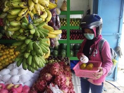 TANGKAL COVID-19 DENGAN BUAH LOKAL