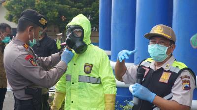 PERLENGKAPAN PETUGAS PENYEMPROT DESINFEKTAN