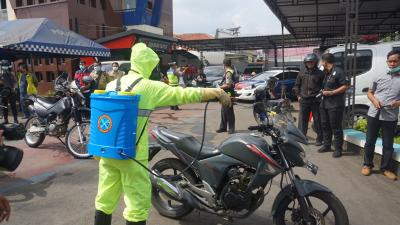 SEMPROTKAN DESINFEKTAN KE MOTOR PATROLI